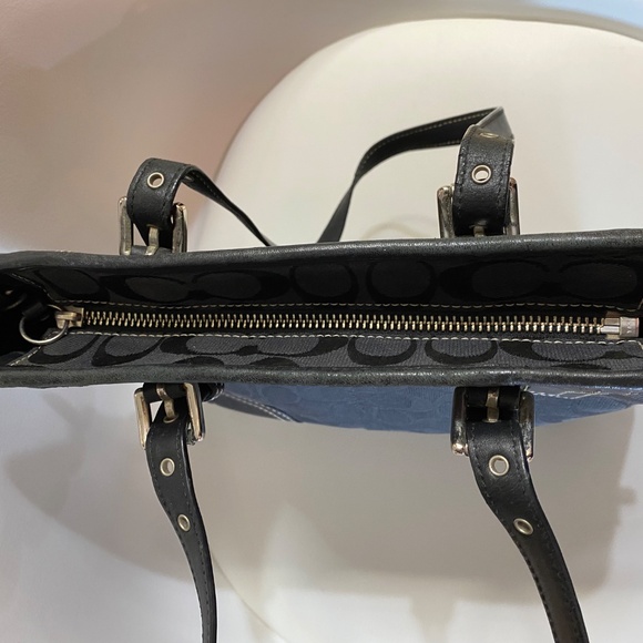 COACH Legacy Signature Canvas/Leather Handbag. In great condition! - Picture 8 of 10